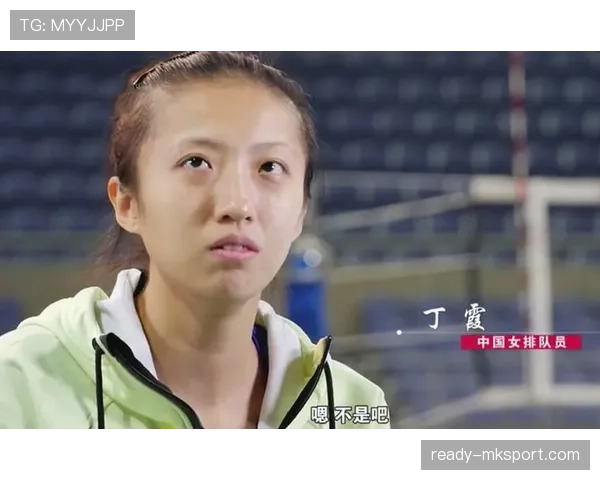 丁霞训练完直接瘫在场边啃鸡腿，这自律和放纵切换得太真实了
